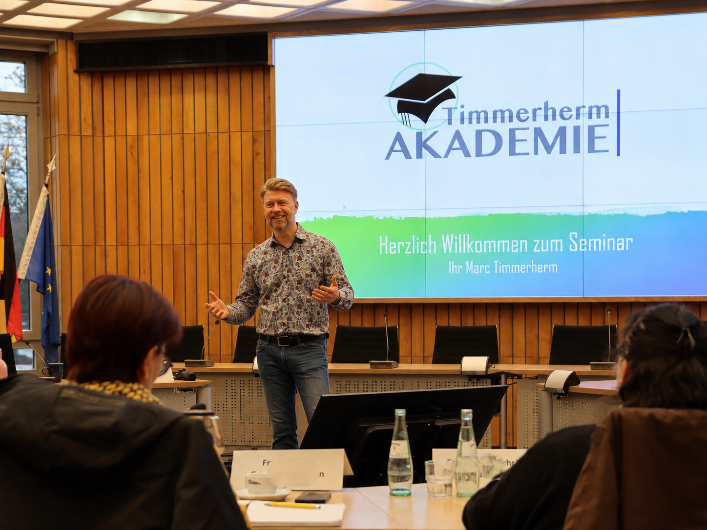 Marc Timmerherm lächelnd bei einem Inhouse-Seminar der Timmerherm Akademie